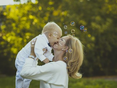 foto madre bebe pompas